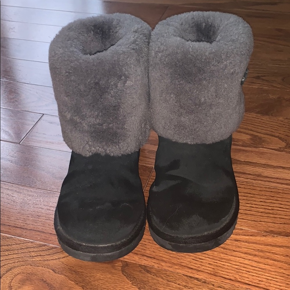 UGGS - Picture 3 of 4